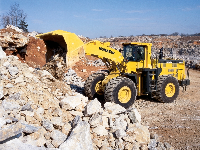 Komatsu WA600-6 дөңгелекті фронталды жүк тиегіші