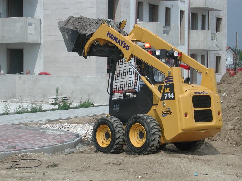 Komatsu SK714-5 борттық бұрылуы бар жүк тиегіші