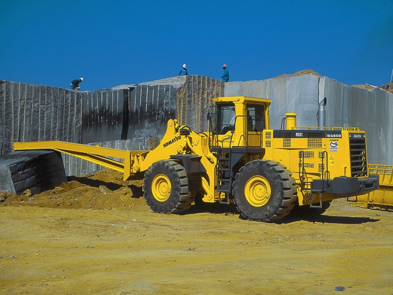 Komatsu WA600-6 дөңгелекті фронталды жүк тиегіші