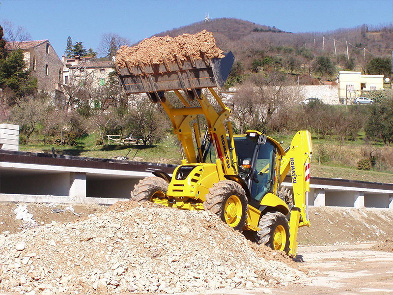 Komatsu WB93S-5 экскаватор-жүк тиегіші