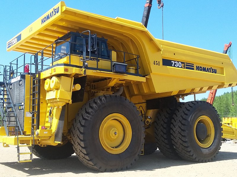 Самосвал Komatsu 730E-8