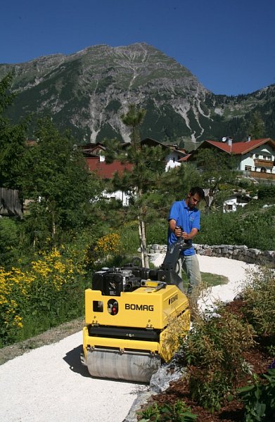 Бірге жөнелтілетін Bomag BW 65 H қосбілікті дірілаунағы