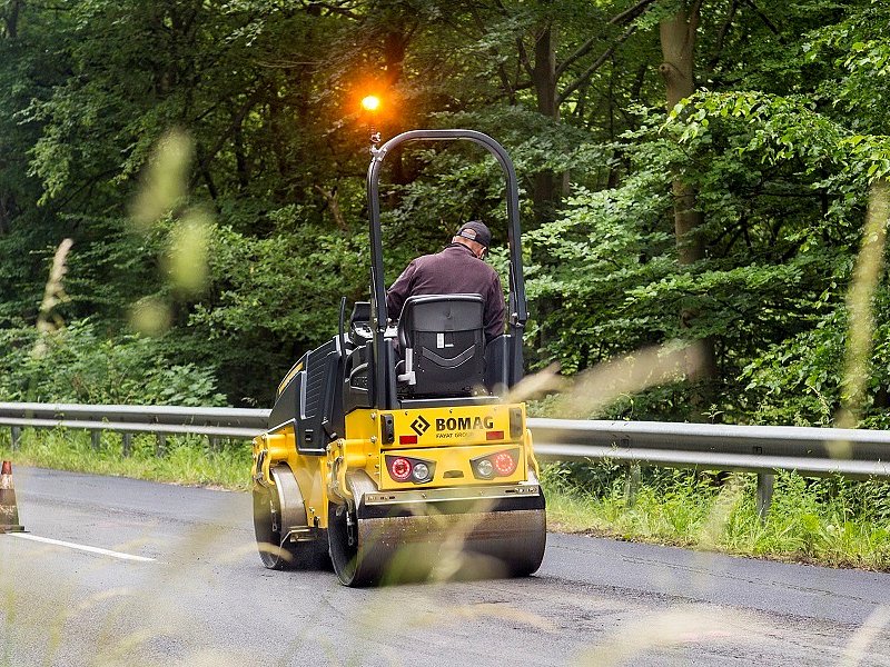 Легкий сочленённый тандемный каток Bomag BW 100 ADM-5