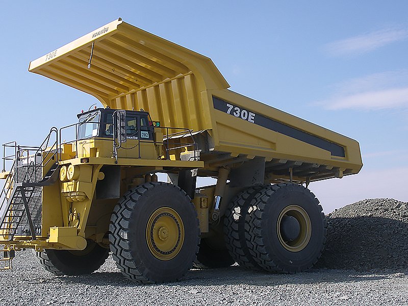 Самосвал Komatsu 730E-8