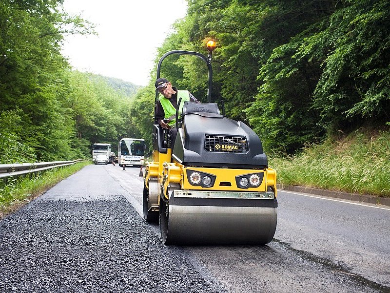 Легкий сочленённый тандемный каток Bomag BW 100 ADM-5