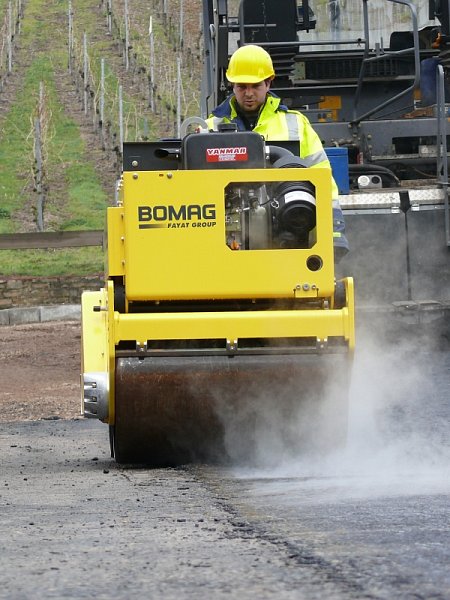 Бірге жөнелтілетін Bomag BW 75 H қосбілікті дірілаунағы