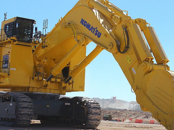 Komatsu PC8000-6, Е-6 шынжыр табанды экскаваторы (кері күрегі бар)